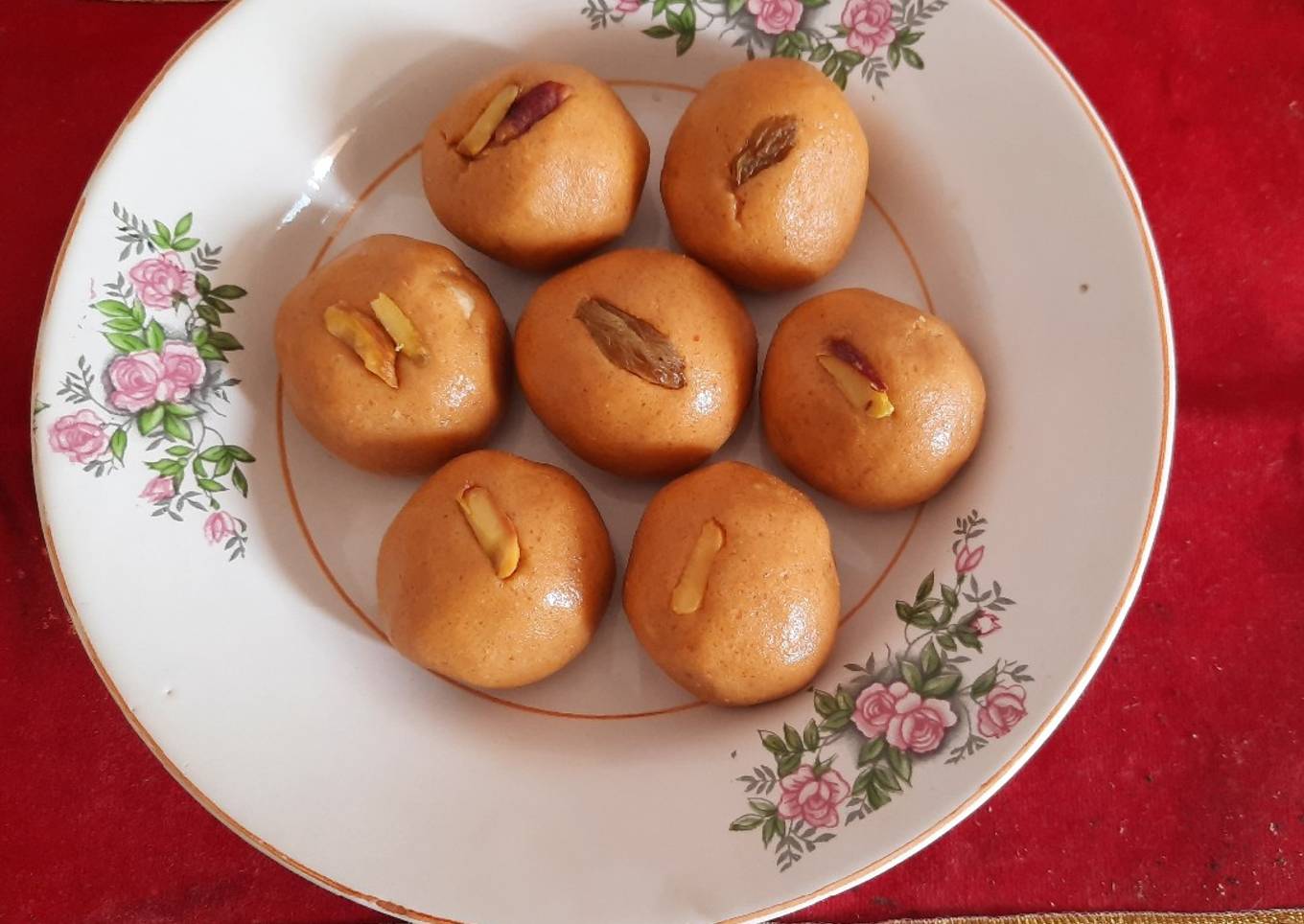 Besan ladoo