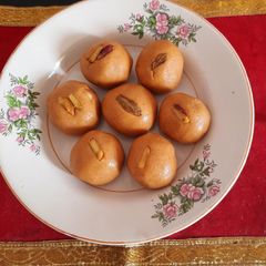 A picture of Besan ladoo.