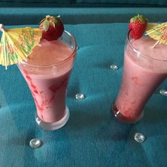 A picture of Strawberry lassi.