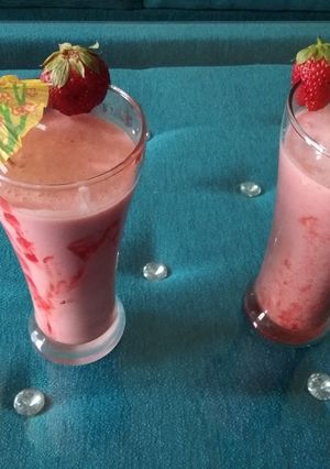 A picture of Strawberry lassi.