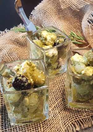 Une photo de Verrines apéritives aux olives, cornichons, pesto et feta
