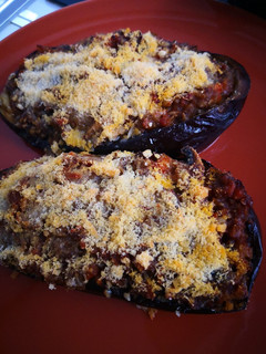 Una foto de Berenjenas rellenas de verduras y dátiles con sobrasada