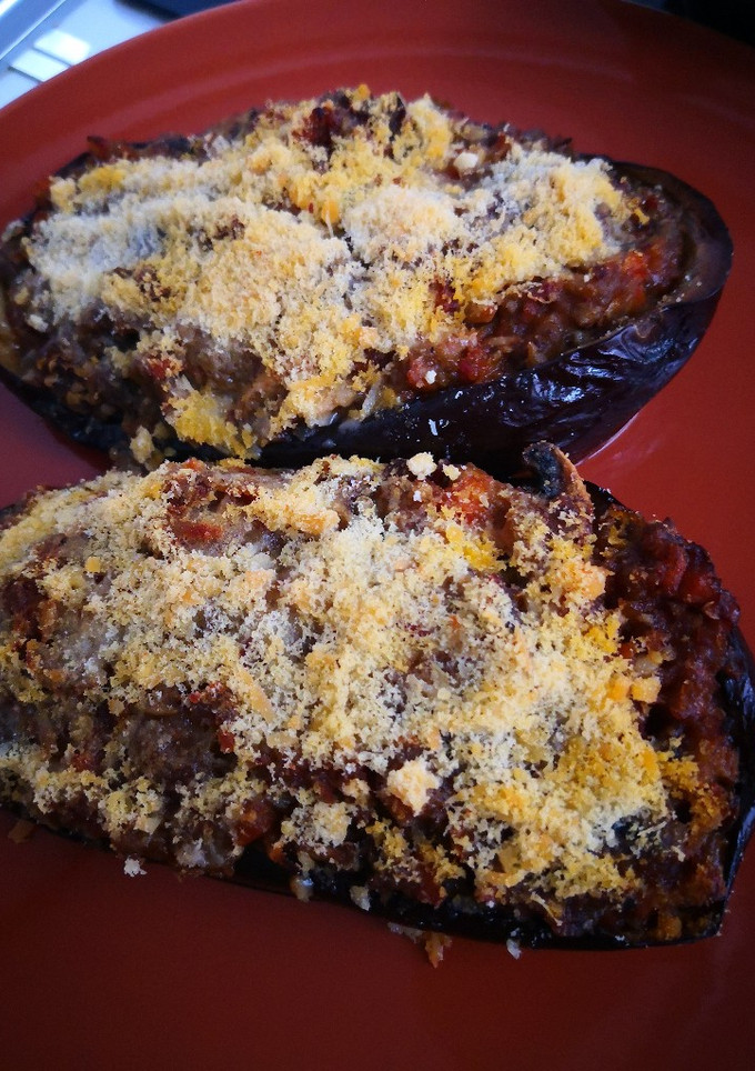 Una foto de Berenjenas rellenas de verduras y dátiles con sobrasada