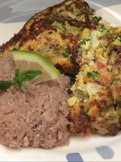 Una foto de Tortilla de verduras acompañada con atún