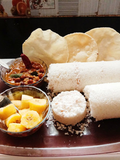 கேரளா ருசியான தேங்காய் குழல் புட்டு Restaurant style (Thenkaai kuzhal puttu recipe in tamil) செய்முறை முக்கிய புகைப்படம்