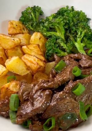 Foto de Carne de Panela com Batata e Brócolos na Air fryer