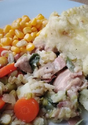 A picture of Vickys Chicken, Leek & Bacon Pie, GF DF EF SF NF.