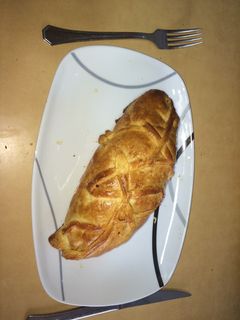 Una foto de Hojaldre relleno de cinta de lomo ibérica