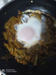 Una foto de Huevos al plato con judías verdes