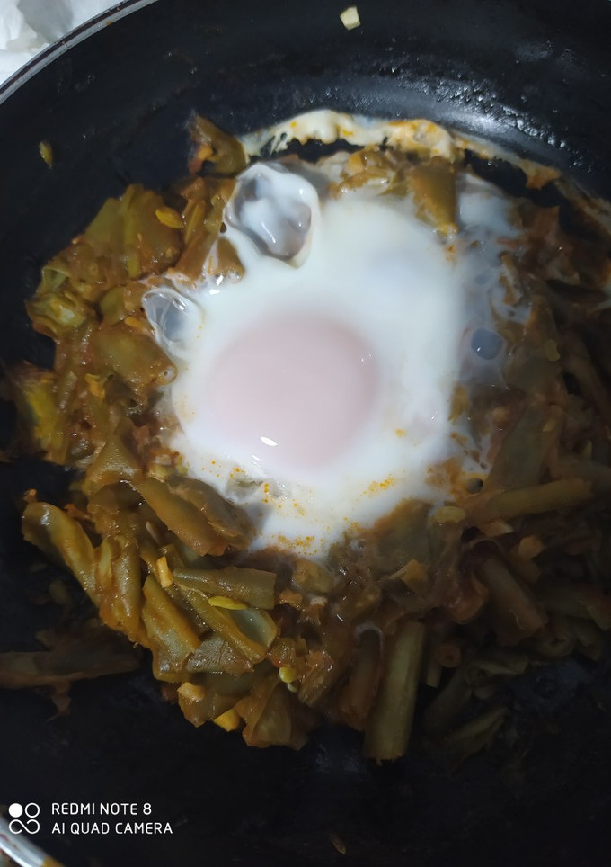 Una foto de Huevos al plato con judías verdes