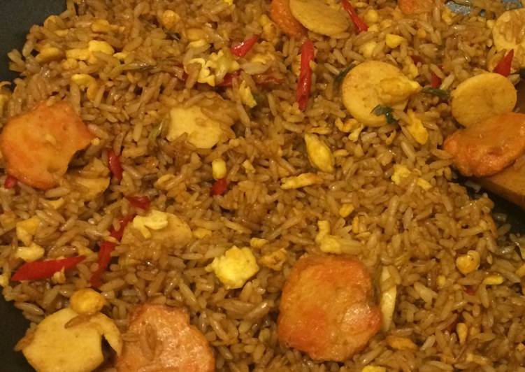 Bagaimana Menyiapkan Nasi goreng seafood Menggugah Selera