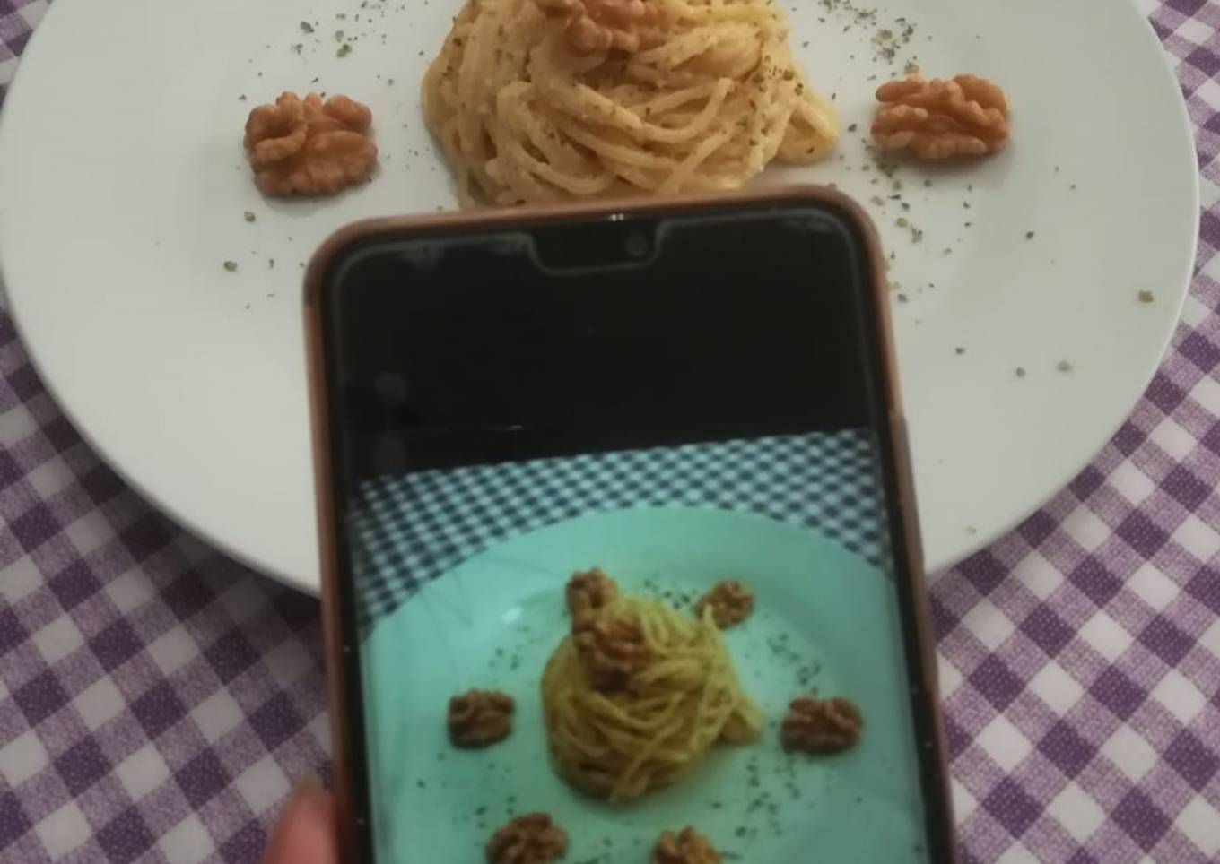 Spaghetti with walnut sauce