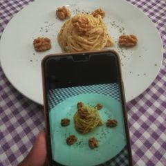 A picture of Spaghetti with walnut sauce.