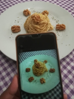A picture of Spaghetti with walnut sauce.