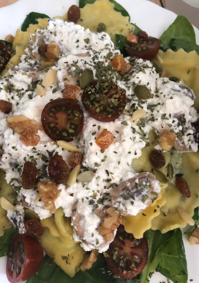 Una foto de 291. Raviolis de requesón y espinacas con salsa tibia de champiñones (principal pasta)