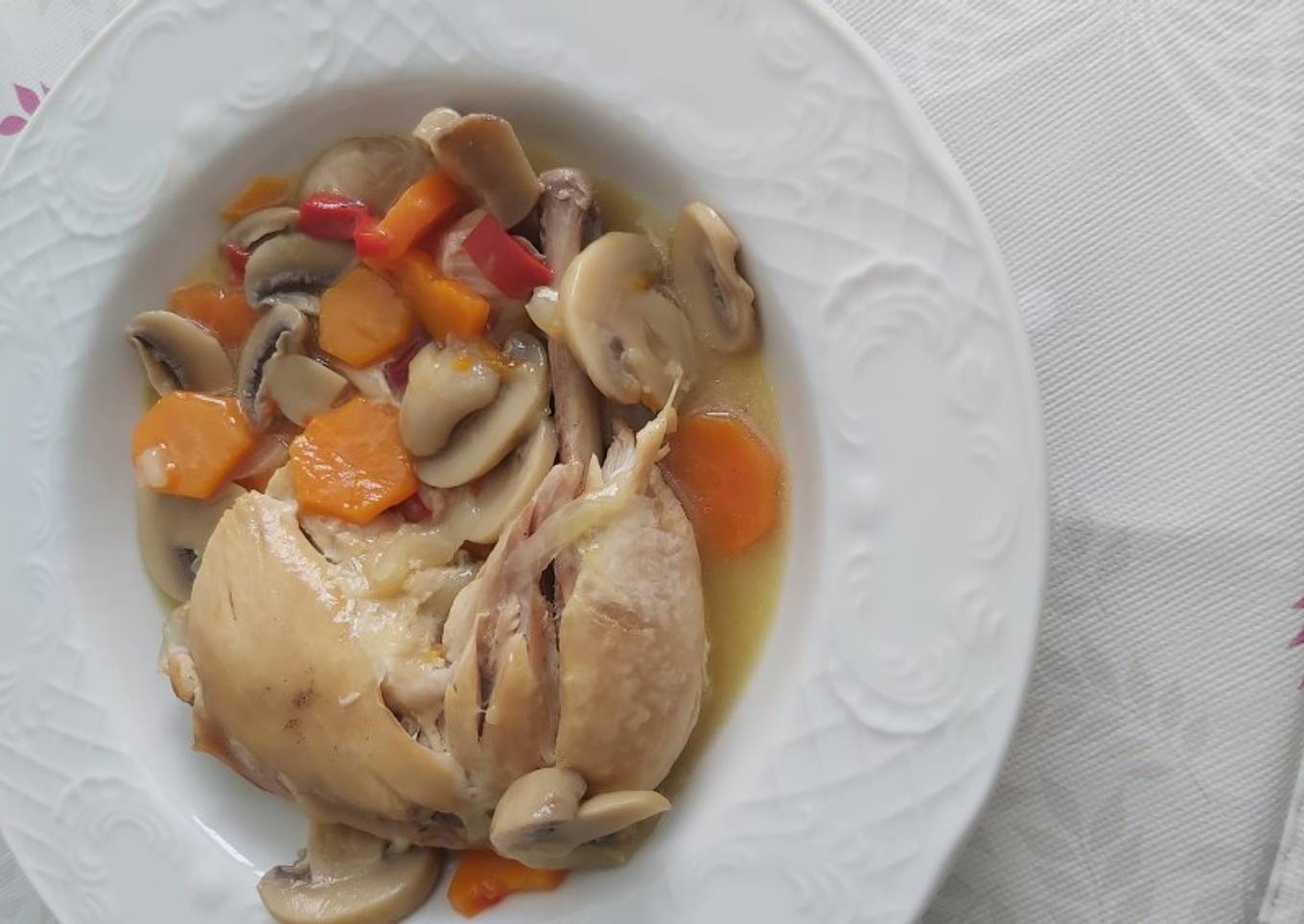 Mulsos de pollo guisados con zanahoria y champiñones