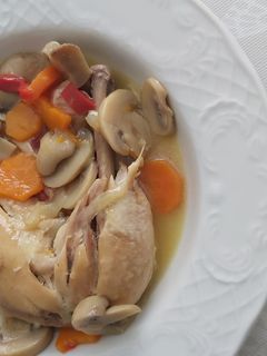 Una foto de Mulsos de pollo guisados con zanahoria y champiñones