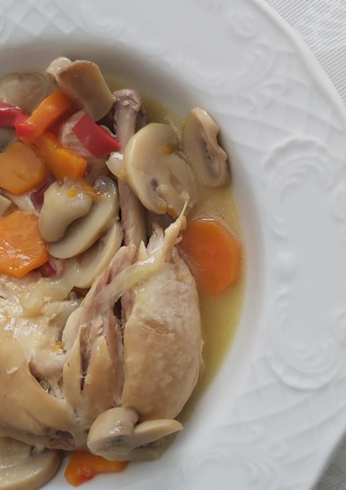 Una foto de Mulsos de pollo guisados con zanahoria y champiñones