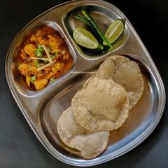 A picture of Sama ki Poori with Tari wale Aloo.