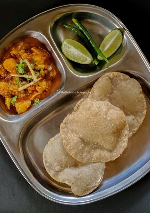 A picture of Sama ki Poori with Tari wale Aloo.