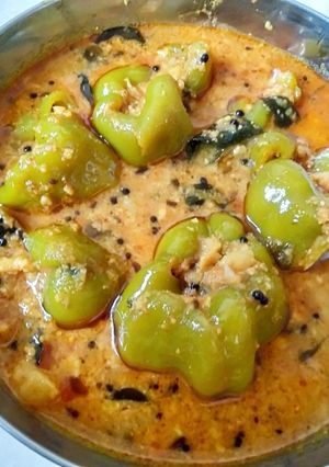 स्टफ कॅप्सिकम (भरली ढोबळी मिरची) (Stuff Capcicum Recipe In Marathi) रेसिपी चे मुख्य फोटो 