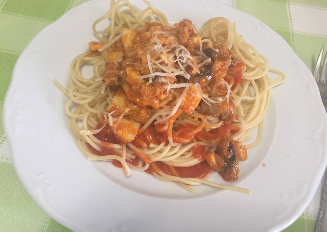 Espaguetis con atún, huevo y champiñones