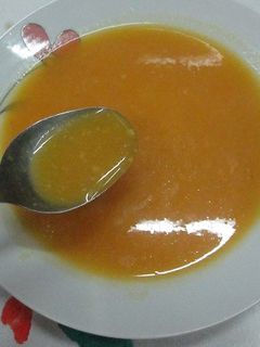 Una foto de Sopa crema de zanahoria y calabaza con cacahuetes