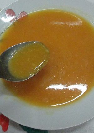 Foto principal de Sopa crema de zanahoria y calabaza con cacahuetes