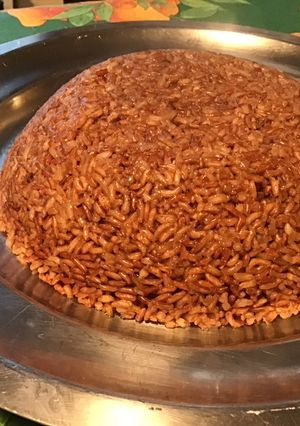 Une photo de Dôme de riz rouge aux baies, raisins et jus de prunes