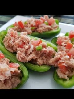 Una foto de Chiles rellenos de atún