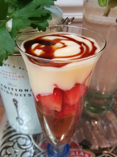 Una foto de Natillas vainilla, chocolate y fresas
