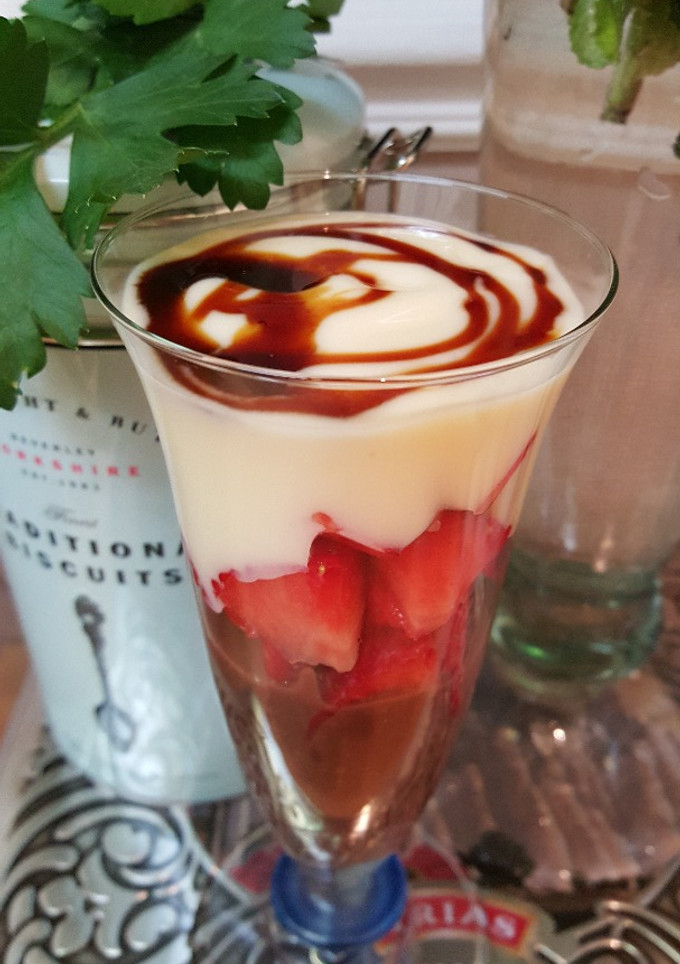 Una foto de Natillas vainilla, chocolate y fresas
