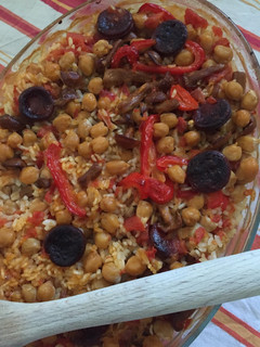 Una foto de Arroz al horno con setas y chorizo improvisado