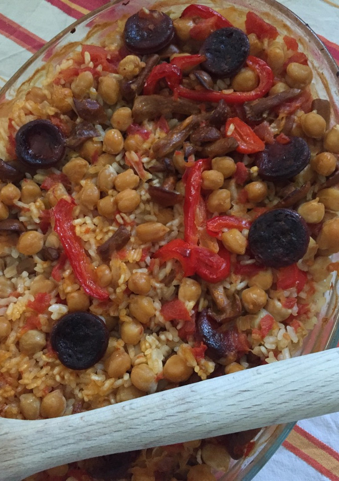 Una foto de Arroz al horno con setas y chorizo improvisado