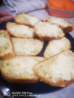 Una foto de Pan de ajo con queso