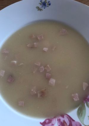 Zdjęcie przepisu Żurek na wędzonce z kiełbaską i ziemniaczkami.