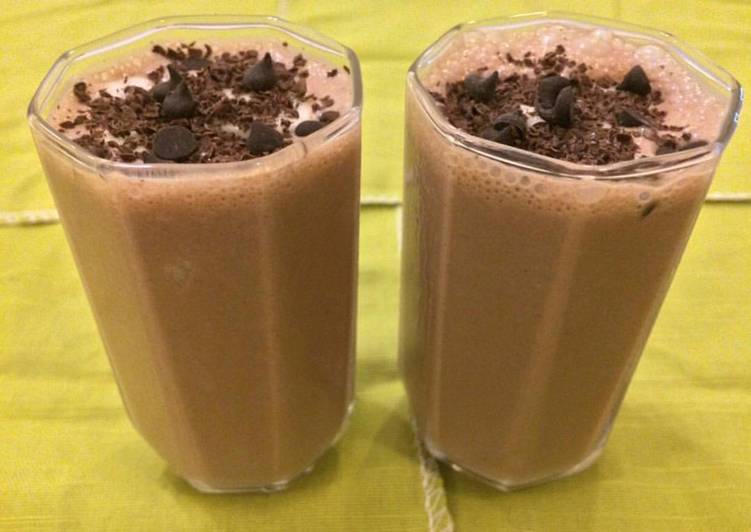 Steps to Prepare Perfect Chocolate peanut butter banana smoothie