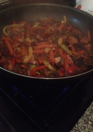 Una foto de Wok de pollo y vegetales