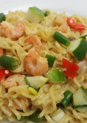 A picture of Noddles with prawns.