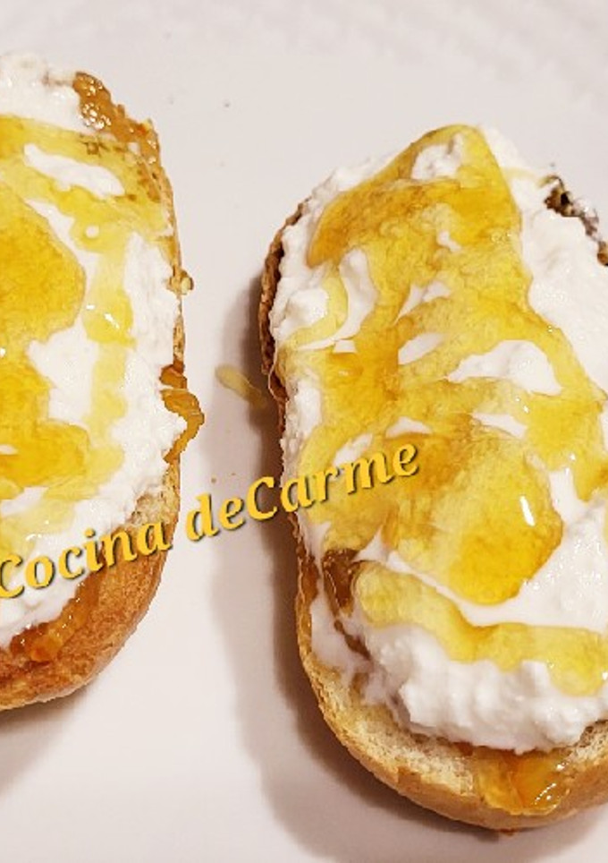 Una foto de Tostadas con mermelada de naranja, requesón y miel de flores