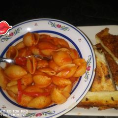 A picture of Veggie Pasta Shells With French Bread.