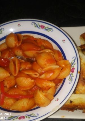 A picture of Veggie Pasta Shells With French Bread.