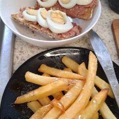 A picture of Brunch. Corned beef with boiled egg on ryvita.