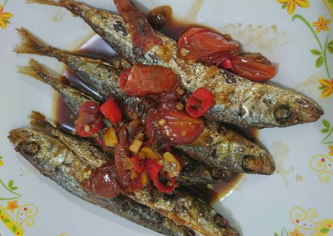 Resep membuat Ikan pindang bumbu petis yang nagih banget