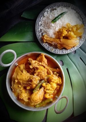 ফুলকপি-আলু দিয়ে মুরগির ঝোল। রেসিপির প্রধান ছবি