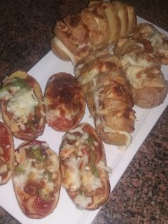صورة لوصفة بطاطا مشوية مشكلة (بيتزا وجبنة)