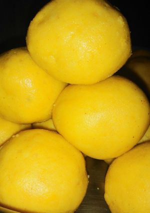 A picture of Besan ladoo.