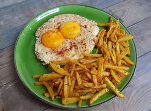 Foto principal de Huevos fritos crujientes y esponjosos. Rellenos de kikos