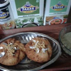 A picture of Fish kachori with pudina chutney.