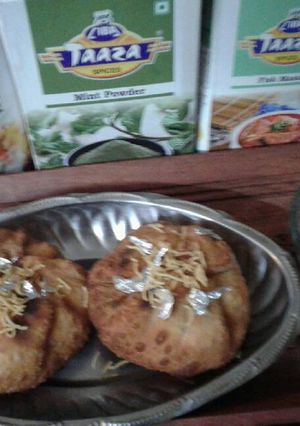 A picture of Fish kachori with pudina chutney.